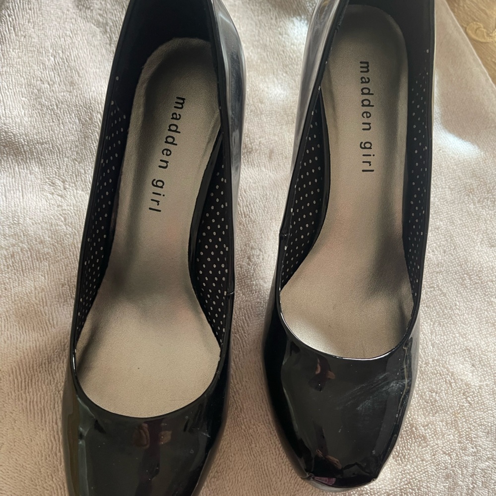 Black pumps like brand new size 8 with 3 inch heel